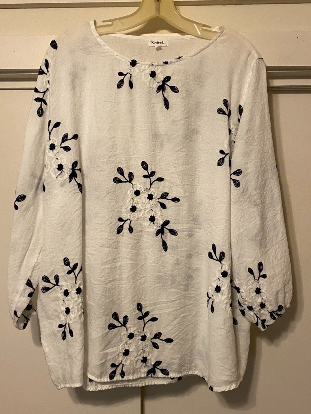 Kindred, Angel white blouse w/black & white embroidered flowers, size 3X